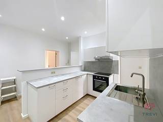 BRUSSEL - Centrum op een steenworp afstand van de Beurs, aangenaam appartement met 2 slaapkamers, volledig gerenoveerd (nieuw parket en...