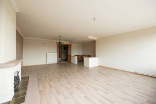 <p><span>Op zoek naar een ruim appartement waar comfort en gemak hand in hand gaan? Hier geniet je van wonen zonder parkeerstress, met de mogelijkheid tot aankoop van een garagebox (€25.000) – een echte troef op deze gegeerde locatie. Met enkele opfrissingswerken geef je dit appartement moeiteloos jouw eigen toets, terwijl de recente keuken en de warme uitstraling van de volle eiken deuren al een sterke, stijlvolle basis vormen.</span></p><p><span>Hier woon je centraal, met alles binnen handbereik, en tegelijk comfortabel en rustig boven het straatleven. Dankzij de verzorgde staat, recente keuken en logische indeling is dit een appartement waar je meteen je eigen verhaal kan beginnen.<br /><br /></span></p><p><span>Lichtrijke leefruimte met plaats voor samenkomen</span></p><p><span>Via de centrale inkomhal — de ruggengraat van het appartement — word je geleid naar de royale leefruimte aan de voorzijde. Kamerbrede raampartijen laten het daglicht rijkelijk binnenstromen en creëren een heerlijk open en luchtig gevoel. Hier vloeien een gezellige zithoek en een volwaardige eethoek naadloos in elkaar over, ideaal om te genieten of gasten te ontvangen in alle comfort. De lichte vloer en zachte kleurtonen vormen een tijdloze, serene basis die moeiteloos uitnodigt tot verder personaliseren.</span></p><p><span> </span></p><p><span>Vernieuwde keuken, praktisch en instapklaar</span></p><p><span>Aansluitend op de leefruimte bevindt zich de recent vernieuwde keuken, waar functionaliteit en esthetiek harmonieus samenkomen. Ze is uitgerust met kwalitatieve toestellen en biedt voldoende opbergruimte, waardoor alles mooi geordend blijft. De doordachte indeling en verzorgde afwerking maken van deze keuken een plek waar koken moeiteloos en aangenaam wordt.</span></p><p><span> </span></p><p><span>Badkamer, twee slaapkamers en terras aan de rustige achterzijde</span></p><p><span>Opnieuw via de inkomhal bereik je het apart toilet en  de badkamer, uitgerust met een ligbad, betegelde wanden en vloer, en een enkele lavabo — functioneel en verzorgd ingericht. Verder aan de achterzijde van het appartement bevinden zich twee slaapkamers, rustig gelegen en badend in aangenaam daglicht. De master bedroom is ruim en uitnodigend, terwijl de tweede kamer zich perfect leent als kinder-, logeer- of bureauruimte. Vanuit deze kamer stap je zo het terras op — een fijne buitenplek om even te vertragen en te genieten van een koffiemoment of een frisse neus.</span></p><p><span> </span></p><p><span>De stad zo in en uit &amp; vlakbij enkele parken</span></p><p><span>Het is hier lekker centraal wonen, op de Boterlaarbaan: vlakbij de stad en toch is ook het groen niet veraf. Zo heb je om de hoek het Rivierenhof en Park Groot Schijn. Je hebt hier allerlei supermarkten en winkels op wandelafstand, net als scholen en openbaar vervoer. Ook via de op- en afritten van de autosnelweg ben je in een handomdraai vertrokken in alle windrichtingen. </span></p><p><span>Geen maatregelen in het Vlaams Handhavingsplatform</span></p><p><span> </span></p>