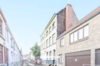 Achter deze karaktervolle lijstgevel schuilt op heden een kleinschalige gebouw / beleggingseigendom bestaande uit 2 appartementen. Het eigendom die gekend staat als huis geniet een bijzonder goede en rustige locatie gesitueerd tussen nabij de Augustijnenrei in hartje Brugge. Deze ligging garandeert een vlotte bereikbaarheid tot invalswegen en snelwegen en bevindt zich op fietsafstand van het station, diverse commerciële functies en handelszaken, enz. <br />Deze appartementen zijn toegankelijk via een gemeenschappelijke inkom. Op het gelijkvloers bevindt zich een studio-appartement voorzien van een leefruimte, kitchenette en 1 slaapkamer. Op het verdiep bevindt zich een triplex-appartement bestaande uit. 1ste verdiep: een 2 ledige doorzon leefruimte die bijzonder lichtrijk is en tevens voorzien werd van een half-open keuken en een toilet. Op de 2e verdieping : 2 slaapkamers en een badkamer. De zolder is toegankelijk via een vaste trap en doet momenteel dienst als bergzolder. In deze ruimte kan gemakkelijk een 3e slaapkamer geïnstalleerd worden. Beide entiteiten zijn reeds voorzien van centrale verwarming en individuele tellers. De appartementen vragen een renovatie / opfrissing om te voldoen aan het hedendaagse wooncomfort.<br />Contacteer ons voor meer informatie en/of een bezoek ter plaatse: www.delbecque.immo