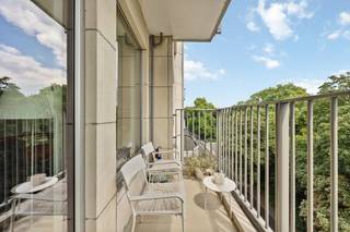 Het grondplan, de blanco asbestinventaris, het gunstige EPC-attest en de conforme elektriciteitskeuring vindt u terug bij de 'downloads' op de Wellimmo-site.<br /><br />ln de mooÍste straat aan het Antwerpse Stadspark vinden we dit stijlvol gerenoveerde appartement met frontaal parkzicht op de zesde verdieping van een verzorgd gebouw. Met zijn groene ligging, aangename buitenruimtes en een helder, open gevoel biedt deze woning een aangename en hedendaagse woonkwaliteit in het hart van de stad. Het appartement heeft een oppervlakte van 82m² (incl zalig zonneterras) en werd zeer grondig gerenoveerd met kwalitatieve materialen en een frisse, tijdloze afwerking. De leefruimte, langs de parkzijde, geniet van een royale<br />lichtinval en sluit harmonieus aan op een volledig uitgeruste, moderne geïnstalleerde keuken. De indeling is functioneel en doordacht, met een ruime slaapkamer en veel kastruimte aan de rustige achterzijde van het gebouw. Centrale voorzieningen zoals de luxueuze badkamer met inloopdouche en wastafelmeubel, het aparte toilet en de praktische wasplaats bevinden zich in het midden van de woning, wat zorgt voor een optimale benutting van de beschikbare ruimte. Een privatieve kelderberging biedt extra opslagcomfort. Bovendien is er de mogelijkheid tot aankoop van een autostaanplaats in een nabijgelegen gebouw op huisnummer 30 aan 40.000€- een waardevolle meerwaarde in deze populaire buurt <br /><br />Troeven:<br />Toplocatie - de mooiste straat van het Stadspark<br />Luxueuze totaalrenovatie met kwaliteitsmaterialen en maatwerkmeubilair<br />Prachtige lichtinval en zichten vanop de 6de verdieping - heerlijk terras aan de leefruimte<br />Gunstig EPC, conforme elektriciteit en lage reële maandelijkse lasten in het gebouw: 233€/maand incl.  privatieve verwarming, privatief waterverbruik, syndicus, blokpolis, onderhoud en werking gebouw<br />Mogelijkheid tot aankoop parking van zelfde eigenaar<br /><br />Voor meer informatie of een bezoek: 03/225.00.68 of info@wellimmo.net<br /> 