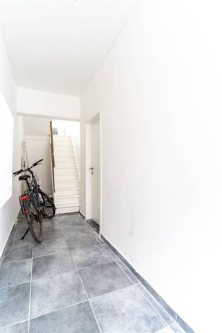 <p>Bent u op zoek naar een veelzijdige woning met tal van mogelijkheden? Deze eigendom, bestaande uit een gelijkvloers appartement en een ruime duplex, combineert comfort, licht en flexibiliteit. Ideaal voor gezinnen die samen willen wonen met behoud van privacy, of als interessante investering met mooi rendement.</p><p>Het gelijkvloers appartement beschikt over een lichtrijke leefruimte met open keuken en grote raampartijen. Verder zijn er twee ruime slaapkamers, een badkamer en een praktische wasruimte. Aansluitend vindt u een terrasje. Via de lichtrijke traphal bereikt u de duplex. Vanuit de gang heeft u toegang tot een ruim dakterras.<br />De duplex omvat een ruime living met open keuken en badkamer op de eerste verdieping, en een volwaardige slaapkamer op de bovenverdieping.</p><p>De woning is voorzien van dubbele beglazing en heeft een EPC-score C, zonder renovatieverplichting.<br />Bovendien is het centraal gelegen, op wandelafstand van winkels, supermarkten en lokale handelszaken. Dankzij de vlotte bereikbaarheid en nabijheid van voorzieningen geniet u hier van een ideale combinatie tussen rust en praktisch wonen.<br />Perfect als kangoeroewoning, co-housing of investering met verhuurmogelijkheden!</p><p>Wenst u meer informatie of had u graag een bezichtiging gewenst? <br />info@markasa.be of 03/827.72.92</p>