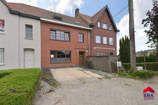 Welkom in deze verrassend ruime en karaktervolle halfopen woning. Deze parel combineert het beste van twee werelden: een authentiek karakter...