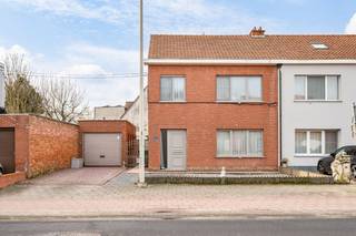 Instapklare gezinswoning met o.a. 3 slaapkamers, zolder,  garage en tuin. EPC = 247. ! Voor verdere info of afspraak bel 0473 33 33 35. Ontdek...