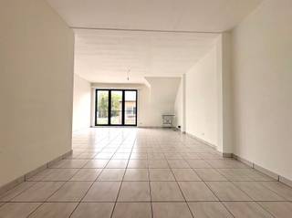 <p><span>Ruim 2-slaapkamerappartement met lift en autostaanplaats in garage in Sint-Gillis-Dendermonde</span></p><p><span>Op een </span><span>centrale en praktische ligging in Sint-Gillis-Dendermonde</span><span> bevindt zich dit ruime appartement met twee slaapkamers. Winkels, restaurants, openbaar vervoer, sportfaciliteiten en andere dagelijkse voorzieningen bevinden zich in de nabije omgeving. Ook het centrum van Dendermonde en de belangrijkste verbindingswegen zijn vlot bereikbaar.</span></p><p><span>Via de inkomhal komt u in de </span><span>ruime en lichtrijke leefruimte</span><span>, waar zowel een gezellige zithoek als een eetplaats kan worden ingericht. De leefruimte sluit rechtstreeks aan op de nieuwe compleet </span><span>uitgeruste keuken met aangrenzend terras</span><span>, wat zorgt voor een aangename en praktische woonindeling. Aansluitend aan de keuken bevindt zich een handige </span><span>berging</span><span>, ideaal voor extra voorraad en huishoudelijke spullen.</span></p><p><span>Het appartement beschikt over </span><span>twee ruime slaapkamers</span><span>, die voldoende mogelijkheden bieden.</span></p><p><span>De nieuwe </span><span>badkamer</span><span> is uitgerust met een inloopdouche en badkamermeubel met lades. Een afzonderlijk </span><span>gastentoilet</span><span> zorgt voor extra praktisch comfort.</span></p><p><span>Het gebouw beschikt over een </span><span>lift</span><span>, waardoor het appartement vlot bereikbaar is. Bovendien is er een autostaanplaats in de gemeenschappelijke garage aanwezig, bereikbaar via een achterliggende straat.</span></p><p><span>Een instapklaar en ruim appartement op een </span><span>centrale locatie in Sint-Gillis-Dendermonde</span><span>, met alle dagelijkse voorzieningen binnen handbereik. Ideaal voor wie comfortabel wil wonen met een vlotte bereikbaarheid en alles wat nodig is in de directe omgeving.</span></p><p><span>Gemeenschappelijke kosten ca. € 60 (lift, gemeenschappelijke elektriciteit, syndicus, ...)</span></p><p><span>Verdere info of een bezoek ter plaatse contacteer Immo Twins 052/55.55.55 of info@immotwins.be</span></p>