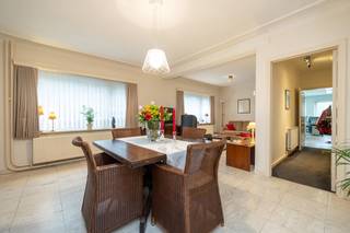 <strong>Prima onderhouden woning met mogelijkheid voor kantoor of extra leefruimte beneden nabij het centrum van Turnhout en Oud-Turnhout. Epc-score: 207 kWh/m² (label C)</strong><br /><br /><strong>Ligging:</strong> invalsweg te Oosthoven, nabij openbaar vervoer en scholen<br /><br /><strong>Indeling:</strong> inkomhal, woonkamer, kantoor/polyvalente ruimte, keuken, berging, kelder, 4 slaapkamers, badkamer, zolder, terras/tuin, parking<br /><br /><strong>Omschrijving:</strong> prima onderhouden halfopen bebouwing nabij het centrum van Oosthoven/Oud-Turnhout. Lagere school en openbaar vervoer op slechts enkele stappen. Ideaal voor een groot gezin en bovendien met de mogelijkheid tot extra woonruimte, kantoor of praktijkruimte.<br /><br />Indeling: inkom via het inkomsas langszij, gesloten keuken met kastwerk, toestellen en een ontbijhoek. Practische bergruimte naast de keuken en eveneens een koele en droge kelder als extra proviandruimte. Gezellige woonkamer met keramische tegelvloer. Aansluitend aan de woonkamer bevindt zich aan de straatkant een voormalig kantoor, ideaal voor werk aan huis maar ook makkelijk om te vormen tot een extra woonruimte of studio. Denken we hier bv aan inwonende ouders, grote gezinnen, kinderopvang met nood aan extra leefruimte. Deze ruimte is naast de verwarming op gas ook voorzien van airco (warme en koude lucht). Bovenverdieping met 4 slaapkamers waarvan 2 met ingemaakte kasten. Badkamer met ligbad, douche en badkamermeubel. <br /><br />Vooraan de woning een gezellig terras (omvorming tot tuin ook mogelijk) met veel privacy en mogelijkheid parkeren wagen. Ideaal is de publieke (kleine) parking voor de deur met bovendien 2 laadpalen voor elektrische wagens.<br /><br /><strong>Bijzondere informatieplicht:</strong> in aanvraag