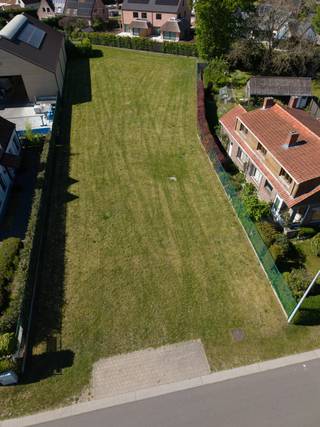 Ligging<br /><br />Deze bouwgrond is gelegen in de Nazarethstraat in De Pinte, een gegeerde locatie die rust, bereikbaarheid en woonkwaliteit perfect combineert. U bevindt zich op korte afstand van het centrum van De Pinte, waar u tal van winkels, scholen, horeca en dagelijkse voorzieningen terugvindt. Bovendien geniet u van een vlotte verbinding naar Gent en de belangrijkste invalswegen.<br /><br />Omschrijving<br /><br />Deze bouwgrond biedt een uitstekende opportuniteit voor wie zijn droomwoning wil realiseren op een aantrekkelijke locatie. Een bijzonder sterke troef is dat er geen bebouwing mogelijk is voor het de grond vooraan, waardoor u blijvend kunt genieten van een open zicht en een aangenaam ruimtegevoel. Met een perceelsbreedte van 17m en diepte van wel 76m biedt dit perceel unieke kansen. <br /><br />Dankzij de gunstige ligging, de nabijheid van voorzieningen en de rustige omgeving vormt dit perceel de ideale basis voor een kwalitatief woonproject.<br /><br />Troeven<br /><br />Gegeerde ligging in De Pinte<br />Op korte afstand van Gent<br />Nabij scholen, winkels en openbaar vervoer<br />Vrij bij akte<br />Open zicht gegarandeerd dankzij niet-bebouwbare zone voor het perceel<br />Rustige en aangename woonomgeving<br />Ideale locatie voor het realiseren van uw droomwoning<br /><br />Een zeldzame opportuniteit voor wie op zoek is naar een bouwgrond op een toplocatie met blijvend open zicht en een uitstekende bereikbaarheid.<br /><br />Voor meer info bel Arthur: 047 90 90 94