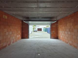 LOKEREN - Garagebox Te Huur op een boogscheut van het centrum Interesse in een ruime garage te Lokeren? Dit zijn alvast de troeven:-40m²...