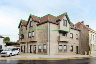 Dit aangename appartement combineert ruimte en licht.De ruime woonkamer geniet van een mooie natuurlijke lichtinval en sluit naadloos aan op de...