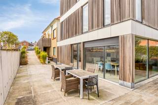 koop: ruime halfopen woning in het centrum van Middelkerke, op wandelafstand van park en openbaar vervoer.<br />Deze multifunctionele woning combineert grote, lichtrijke leefruimtes met een indeling die geschikt is voor diverse woon- of werkfuncties. Dankzij de royale kamers en het overvloedige daglicht voelt elke ruimte aangenaam en open. De ligging in het hart van Middelkerke biedt alle voorzieningen binnen handbereik, terwijl het nabijgelegen park zorgt voor groene ontspanning. Vraagt nog enkele afgewerkte ingrepen, ideaal om naar eigen smaak te vervolledigen.<br /><br />Belangrijkste ruimtes:<br />• Lichtrijke woonkamer met toegang tot het terras<br />• Functionele keuken met voldoende werk- en opbergruimte<br />• 5 slaapkamers, ideaal voor een groot gezin of combinatie wonen/werken<br />• 3 badkamers, praktisch ingedeeld<br />• Inkomhal die de woning een gastvrije uitstraling geeft<br />• Terras voor buitenmomenten<br />• 2 aparte toiletten<br /><br />Troeven:<br />• Multifunctionele woning met flexibele indeling<br />• Veel lichtinval in alle leefruimtes<br />• Grote kamers voor optimaal wooncomfort<br /><br />Neem vandaag nog contact op met je ERA-makelaar voor een bezoek.<br />JOUW DROOMHUIS. ZO GEVONDEN!