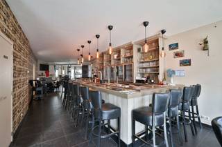 <p><span>Vous êtes à la recherche d'une propriété commerciale intéressante pour développer votre propre entreprise ? Vous êtes à la recherche d'un espace commercial dans le centre de Lint ?</span></p><p><span> </span></p><p><span>Dans le centre de Lint, nous vous proposons ce spacieux local commercial (300m²) situé sur un terrain de 405m². Actuellement, l'immeuble est aménagé en café.</span></p><p><span>Le bâtiment lui-même date de 1950 et a été en grande partie rénové en 2012.</span></p><p><span>A proximité, vous trouverez des magasins, des écoles, des transports publics et le centre de Lint.</span></p><p><span> </span></p><p><span>Le bâtiment lui-même est équipé de double vitrage et de menuiseries en aluminium. L'électricité a déjà été renouvelée et répond aux normes AREI.</span></p><p><span>Le chauffage central fonctionne au gaz. Les toits, et en particulier le toit du petit bâtiment situé à l'arrière et attenant, ont encore besoin d'être isolés.</span></p><p><span> </span></p><p><span>Disposition :</span></p><p><span> </span></p><p><span>L'entrée du bâtiment se trouve du côté de la rue. Nous entrons dans le café meublé et trouvons une salle de fléchettes sur notre droite.</span></p><p><span>Au centre du café se trouve un bar professionnel équipé de tous les conforts.</span></p><p><span>Nous continuons à marcher et nous trouvons ici un espace ouvert qui peut avoir de nombreuses fonctions. À droite, des toilettes pour hommes et pour femmes sont prévues.</span></p><p><span>Derrière le bâtiment se trouve un petit parking pour quelques voitures.</span></p><p><span>En 2012, une cuisine a également été installée dans la partie gauche du bâtiment.</span></p><p><span>A l'arrière, il y a également une petite dépendance qui peut être utilisée selon vos besoins.</span></p><p><span> </span></p><p><span>Au premier étage, il y a une salle de bain équipée et 3 chambres.</span></p><p><span> </span></p><p><span>Il y a également une cave où vous pouvez stocker du matériel.</span></p><p><span> </span></p><p><span>Je vous présente les atouts de ce bien polyvalent :</span></p><p><span> </span></p><p><span>Situé au centre de Lint, à deux pas des commerces, des transports en commun, des voies de communication</span></p><p><span>-Polyvalent pouvant être utilisé pour de nombreuses activités commerciales</span></p><p><span>-Très largement rénové en 2012 : chauffage central au gaz, double vitrage avec menuiseries ALU</span></p><p><span>-Electricité conforme à la réglementation AREI.</span></p><p><span> </span></p><p><span>EPC avec label E</span></p><p><span>P-score D, G-score D</span></p><p><span>Urbanisme sur demande</span></p><p><span> </span></p><p><span>Pour une visite sur place, appelez l'une de nos agences au 03/449.42.41 ou envoyez un e-mail à hallo@habicom.be</span></p><p><span>Vous souhaitez connaître la valeur de votre bien ? N'hésitez pas à contacter notre expert habicom de votre région.</span></p>