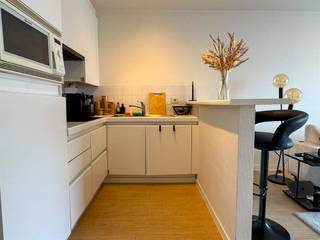<p>Indeling:<br />Lichtrijke leefruimte met open keuken en zicht op terras. Ruime slaapkamer, badkamer met douche en apart gastentoilet.</p><p>Troeven: Elek. conform, Gunstig epc, in het centrum van Kortrijk.</p><p>Verder is er nog een staanplaats beschikbaar voor 15.000 Euro. <br />Voor meer info of een bezoek mail naar info@property-vastgoed.be</p>