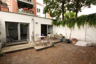 Dit appartement op de benedenverdieping bestaat uit een inkomhal met vestiaire, een leefruimte die toegang biedt tot de binnentuin met terras,...