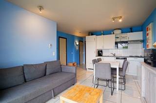 Vakantiedomein op 1 km van de zee. In Bredene kan u dit gemeubeld appartement terug vinden op het gelijkvloers. De oppervlakte is 41m²...