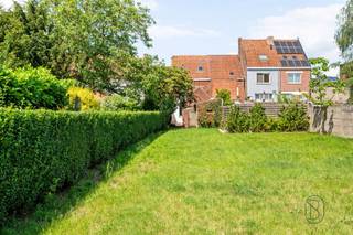 <p>Ruime gezinswoning met 4 slaapkamers en grote tuin!<br /><br />Deze verder op te frissen woning combineert een ruime indeling, veel potentieel en een gunstige ligging nabij belangrijke invalswegen.<br /><br />INDELING:<br />Ruime leefruimte met eetplaats, geïnstalleerde keuken en aansluitend een verzorgde badkamer voorzien van ligbad, douchecabine, toilet en lavabomeubel. Daarnaast beschikt de woning over een technische berging en een praktische kelder.<br /><br />Op de eerste verdieping bevinden zich twee ruime slaapkamers en een nachthal. Via een vaste trap bereikt u de zolderverdieping, die reeds werd ingericht met nog eens twee extra slaapkamers.<br /><br />Buiten geniet u van een ruime zuidgerichte tuin met veel mogelijkheden, een extra opbergplaats en een uitweg achteraan waar zich reeds een garage bevindt.<br /><br />Dankzij de ruime bewoonbare oppervlakte en de vier slaapkamers is deze woning ideaal voor grotere gezinnen of wie op zoek is naar extra ruimte.<br /><br />Wat maakt deze woning uniek?<br />♦ bewoonbare oppervlakte van 164 m²<br />♦ ruim perceel van 669 m²<br />♦ vier volwaardige slaapkamers<br />♦ zuidgerichte tuin<br />♦ uitweg achteraan<br />♦ garage aanwezig achteraan het perceel<br />♦ rolluiken aanwezig<br />♦ regenwater aanwezig<br />♦ veel potentieel na opfrissing<br />♦ gunstige ligging nabij belangrijke invalswegen<br /><br />Interesse in deze ruime gezinswoning met potentieel?<br />Contacteer ons vandaag nog: charlotte@immobeguin.be</p>