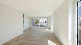 Hoogwaardig afgewerkt nieuwbouw appartement in een villaresidentie te Knokke - Westkapelle. Stijlvol afgewerkt en voorzien van twee slaapkamers, twee zonneterrassen en een garageoptie in het gebouw. <br /><br />Een absolute troef zijn de twee ruime zonneterrassen, waardoor u de hele dag door kunt genieten van licht en zon. Bovendien biedt dit appartement alle garanties voor een zorgeloze toekomst: EPC-label A, conforme elektrische installatie, asbestvrij en uitgerust met zonnepanelen. Het appartement is overal voorzien van ingemaakte kasten, inbouwverlichting, volledig opgeschilderd... .<br /><br />Indeling: inkomhal, gastentoilet en bergruimte/wasplaats (ingemaakte kasten), een lichtrijke doorzonleefruimte met grote raampartijen en een prachtige open leefkeuken voorzien van alle hedendaagse comfort. Aan weerszijden van de leefruimte bevinden zich zonnige terrassen die het binnen- en buitenleven perfect met elkaar verbinden. Verder beschikt het appartement over twee volwaardige slaapkamers en een moderne badkamer met stijlvolle inloopdouche. Overal maatwerk, professioneel geschilderd, inbouwverlichting, ... . Instapklaar. <br /><br />In het gebouw is een gemeenschappelijke fietsenberging aanwezig. Daarnaast bestaat de mogelijkheid om een garage in de residentie aan te kopen.<br /><br />Interesse? Contacteer Willem Cauwels voor een bezoek ter plaatse op Tel 050.89.27.70