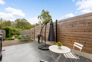 Deze instapklare woning is gunstig gelegen nabij belangrijke invalswegen en openbaar vervoer.Men betreedt de woning via de inkomhal, die leidt naar...