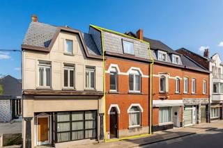 <p><span>Bent u op zoek naar een interessante woning in centrum Wetteren met tal van mogelijkheden om volledig naar uw eigen smaak te renoveren? Dan is deze gezinswoning in Wetteren precies wat u zoekt. Met een charmante voorgevel, vier volwaardige slaapkamers, en een tuin biedt deze woning een uitstekende basis voor wie ruimte en potentieel centraal stelt.</span></p><p><span> </span></p><p><span>De woning geniet bovendien van een gunstige ligging, vlakbij scholen, winkels en openbaar vervoer, en met een vlotte verbinding naar de belangrijkste invalswegen.</span></p><p><span> </span></p><p><span>Via de inkomhal bereikt u een polyvalente voorplaats die perfect dienst kan doen als bureau, hobbyruimte of extra zithoek. De leefruimte/ eetkamer sluit mooi aan op de achterliggende keuken en berging.</span></p><p><span>Op de eerste verdieping vindt u 2 ruime slaapkamers. Daarnaast is er een zolder aanwezig met vaste trap, waar nogmaals 2 zolderkamers kan gevonden worden. Extra bergruimte kan gevonden worden in de kelder. </span></p><p><span> </span></p><p><span>Buiten geniet u van een aangename tuin met terras, ideaal om tot rust te komen.</span></p><p><span> </span></p><p><span>Hoewel de woning renovatie vereist, biedt ze een sterke structuur en tal van mogelijkheden om er uw droomwoning van te maken.</span></p><p><span> </span></p><ul><li><span>EPC: 450 kWh/m² – Label E (renovatieverplichting van toepassing)</span></li><li><span>Asbestveilig</span></li></ul><p><span>Voor meer informatie of een bezoek, contacteer Quinten van Immo Zone via 0485/02.48.04 of per mail op <span>quinten@immo-zone.be</span></span><span>.</span></p><p><span> </span></p><p><span>Alle documenten zijn raadpleegbaar via <span>www.immo-zone.be</span></span><span>.</span></p><p><span> </span></p>