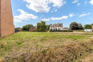 Leuk perceel voor halfopen bebouwing op 07a 79ca met een zuidoostgeoriënteerde tuin op Verboekt in Klein-Vorst Laakdal. De ligging op fietsafstand...