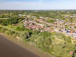 <strong><strong></strong></strong>
<p>Vandaag nemen we je mee naar deze totaal te renoveren woning gelegen in het rustige Mariekerke, vlakbij de Scheldedijk. <br /><br />Dit perceel omvat een oppervlakte van 281m². De woning heeft een bouwoppervlakte van ongeveer 60m² en achter de woning bevinden zich een aantal schuren van ongeveer 30m² bouwoppervlakte. Achter deze schuren bevindt zich een zuidoost georiënteerde tuin.<br /><br />We komen binnen via de inkomhal die toegang geeft aan de keuken en leefruimte. Verder voorziet het gelijkvloers in een badkamer en zithoek met trap die toegang geeft tot de nachthal op de eerste verdieping. Hier bevinden zich drie slaapkamers.<br /><br />Deze woning biedt tal van mogelijkheden. Plannen van de architect zijn reeds beschikbaar.<br /><br />Heb je interesse in deze totaal te renoveren woning in het rustige Mariekerke?<br />Neem gerust contact op via bryann@julimmo.be of 0492 86 51 03.</p>