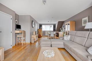 <p>Dit instapklaar penthouse met ruim terras en autostaanplaats in Sint-Agatha-Berchem is centraal gelegen nabij winkels, openbaar vervoer en belangrijke invalswegen. Het appartement bevindt zich op de vierde verdieping van een goed onderhouden residentie en is bereikbaar via de lift die rechtstreeks toegang geeft tot het appartement, evenals via de traphal.</p><p>Bij het betreden van het penthouse kom je in een ruime en praktisch ingerichte inkomhal met vestiaire en een apart toilet. Deze hal vormt een aangename overgang naar de leefruimtes.</p><p>De lichtrijke leefruimte is ruim en geniet van grote raampartijen die zorgen voor een overvloed aan natuurlijk licht. Vanuit de leefruimte heb je directe toegang tot het indrukwekkende terras van 43m², waar je kan genieten van een open en vrij uitzicht. Dit terras vormt een ideale plek om te ontspannen en buiten te leven in alle rust.</p><p>De keuken is volledig uitgerust en functioneel ingericht, met voldoende werk- en opbergruimte. Daarnaast zijn er aansluitingen voorzien voor een wasmachine en droogkast, wat het dagelijks comfort verhoogt.</p><p>Het appartement beschikt over één ruime slaapkamer van 16m², die rechtstreeks aansluit op een verzorgde douchekamer met lavabomeubel en douche. Deze indeling zorgt voor een aangenaam en praktisch wooncomfort.</p><p>Als bijkomende troef is er een autostaanplaats inbegrepen, gelegen in de gemeenschappelijke garage, wat een belangrijk voordeel vormt in deze omgeving.</p><p>Verder beschikt het penthouse over een recente gasketel uit 2020, conforme elektrische installatie en een veiligheidsdeur, wat bijdraagt aan een zorgeloze en veilige woonervaring.</p><p>De combinatie van een ruim terras, veel lichtinval en een centrale ligging maakt dit penthouse bijzonder aantrekkelijk voor wie op zoek is naar een comfortabele en instapklare woonst. Plan een bezoek en ontdek het zelf.</p>