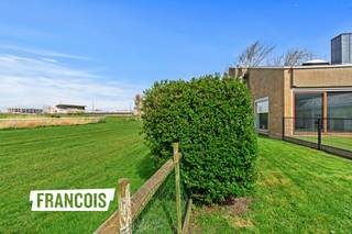 Stap binnen in deze unieke villa, gelegen aan de renbaan en golf van Oostende, en laat je betoveren door de mogelijkheden die deze woning te bieden heeft! <br /><br />Met een adembenemend open en groen uitzicht, omarmt deze architecturale parel een leven van rust en sereniteit. Hoewel deze woning te renoveren is, biedt ze een ongeëvenaarde kans om jouw droomhuis te creëren op een van de meest begeerde locaties in Oostende.<br /><br />Op het gelijkvloers vind je een prachtig ruime woonkamer die naadloos overgaat in de keuken, waarbij de mogelijkheid bestaat om deze ruimtes te transformeren tot een open en lichte leefruimte. Een ruime technische berging, apart toilet en elegante inkomhal bieden een solide basis voor jouw renovatieplannen.<br /><br />Op de eerste verdieping bevinden zich vier volwaardige slaapkamers, waardoor deze woning ideaal is voor gezinnen of voor wie ruimte nodig heeft voor gasten. De badkamer is een ruimte van potentieel, klaar om omgetoverd te worden tot een oase van ontspanning en luxe. Een extra berging biedt praktische opbergruimte voor al jouw behoeften.<br /><br />Gelegen op een zeer rustige locatie aan de renbaan, is deze villa de belichaming van privacy en exclusiviteit te midden van het groen. Met een renovatieplan op maat, kan deze woning getransformeerd worden tot jouw ultieme droomhuis, waar moderne luxe en architecturale schoonheid samenkomen. Mis deze unieke kans niet om jouw visie werkelijkheid te maken! <br /><br />