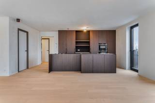 BEZOEKDAG – Zaterdag 9 augustus van 11u00 tot 13u00.Kom gerust vrijblijvend langs, inschrijven is niet nodig.Nieuwbouwappartement met twee...