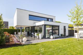 Moderne gezinswoning op fietsafstand van het stadscentrum, ideaal gelegen naast de Borggraevevijvers en het prachtige Bokrijk. Deze stijlvolle woning combineert een uitstekende ligging met sterke EPC-scores en duurzame energievoorzieningen, waaronder zonnepanelen, een thuisbatterij en een warmtepomp.<br /><br />De woning biedt een ruimtelijke en comfortabele indeling, met overvloedig natuurlijk licht dankzij de grote raampartijen. De vide zorgt voor een open, luchtige sfeer en versterkt de unieke woonbeleving.<br /><br />De moderne keuken met kookeiland is volledig uitgerust met hoogwaardige toestellen en alle hedendaags comfort. Aansluitend bevindt zich een praktische berging, subtiel weggewerkt achter een wandkast voor een strakke en harmonieuze afwerking.<br /><br />Op de bovenverdieping bevinden zich drie slaapkamers, een ruime badkamer met inloopdouche, extra opbergruimte en bureauruimte.<br /><br />De hoogwaardige afwerking zet zich verder door in de volledig aangelegde tuin, met een deels overdekt terras, een tuinhuis en een carport voor twee wagens, voorzien van een laadpaal. Een instapklare woning waar modern wooncomfort, duurzaamheid en energiezuinigheid naadloos samenkomen.