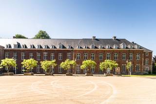 Ontdek deze unieke <strong>kantoorruimte van 83 m²</strong> op een centrale toplocatie in Dilbeek, waar bereikbaarheid, comfort en duurzaamheid samenkomen. Gelegen vlakbij de <strong>R0 en E40 </strong>geniet u van een uitstekende verbinding, zowel met de wagen als met het openbaar vervoer: het station van Dilbeek bevindt zich op slechts 650 m.<br /><br />Dit gerenoveerde kantoorgebouw met <strong>authentiek karakter</strong> biedt lichtrijke, open ruimtes met hoge plafonds die een aangename en productieve werkomgeving creëren. De groene parktuin rondom het gebouw zorgt voor rust en ontspanning, ideaal voor informele meetings of een verfrissende pauze in een natuurlijke setting.<br /><br />Het gebouw is uitgerust met tal van moderne faciliteiten, waaronder flexibele vergaderruimtes, een polyvalente kapel, bar, kitchenette, sanitair en douches. Daarnaast zijn er praktische voorzieningen zoals opbergruimte, fietsvoorzieningen en deelfietsen beschikbaar. <br /><br />Duurzaamheid staat centraal, met onder andere monitoring van het energieverbruik en recuperatie van regenwater. Tot slot beschikt het pand over ruime parkeermogelijkheden en toegangscontrole, wat zorgt voor extra comfort en veiligheid.<br /><br />Voor bijkomende inlichtingen of een vrijblijvend plaatsbezoek kan u contact opnemen met <strong>PANORAMA B2B</strong> op <strong>0477 09 00 09.</strong>