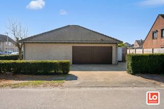 Degelijke open woning met dubbele inpandige garage en gezellige tuin op een toplocatie nabij het centrum van Lochristi. De woning is te renoveren...