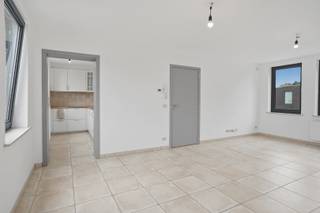 Bent u op zoek naar een instapklare woning op een toplocatie? Deze verzorgde rijwoning met inpandige garage, gelegen in het centrum van Sint-Michiels, combineert een uitstekende bereikbaarheid met hedendaags wooncomfort. Winkels, scholen, het station, openbaar vervoer en belangrijke invalswegen bevinden zich op wandel- of fietsafstand, waardoor u hier geniet van een bijzonder praktische ligging.<br />De woning werd gebouwd in 2008 en kreeg in 2026 een volledige opfrisbeurt, waaronder een nieuwe keuken. Dankzij het EPC-label B (193 kWh/m²/jaar) is er bovendien geen renovatieplicht. De conforme elektrische installatie, aluminium ramen met HR-beglazing, centrale verwarming op aardgas, airco en regenwaterput zorgen voor extra comfort.<br />Op het gelijkvloers vindt u een inkomhal, bureauruimte, dressing, ruime inpandige garage en een onderhoudsvriendelijk terras. De eerste verdieping omvat een lichtrijke leefruimte, een volledig vernieuwde keuken, badkamer en apart toilet. Op de tweede verdieping bevinden zich twee slaapkamers, waarvan één voorzien is van airco, en een praktische berging met mogelijkheid tot extra toilet. <br />Een ideale woning voor wie zonder zorgen wil verhuizen naar een centrale en vlot bereikbare locatie.<br />De vermelde prijs is een richtprijs. Elk bod hoger of lager dan de vermelde prijs wordt overgemaakt aan de eigenaar die zich het recht voorbehoudt om dit al dan niet te aanvaarden. EPC: 193 kWh/(m²jaar) Ref. BR00504