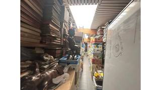 <strong>Ruim handelspand</strong> met <strong>woonst </strong>en <strong>TERRAS </strong>op een commerciele ligging in het <strong>centrum van Sint-Michiels Brugge</strong>.<br />Ideaal voor wie werken en wonen wil combineren.<br />+ Geschikt voor diverse doeleinden!<br />+ Ideaal voor vrije beroepen, kantoor of als winkelruimte!<br />+ Veel parkeergelegenheid in de onmiddellijke omgeving!<br />+ Vlotte verbindng naar de autosnelweg!<br />+ Uitstekende mobiscore van 9,2 op 10!<br /><br />Omvat op het gelijkvloers een handelsruimte van 156 m², inclusief een keuken en toilet, ruim terras en bordertuintje. Op de eerste verdieping vinden we een leefruimte en badkamer. De tweede verdieping omvat een slaapkamer en bureel. Dit pand is mogelijks onderhevig aan de renovatieplicht van niet-residentieel vastgoed, opgelegd door de Vlaamse overheid.<br />Vg,Wg,Gmo,Gvkr,Gvv<br />P-score=A G-score=A<br />#slimondernemen #leukwonen #sintmichiels #brugge<br /><br />Bruikbare vloeroppervlakte 250 m²<br />Totale grondoppervlakte 239 m²