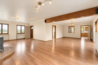 Een woning met karakter, klaar om met een frisse uitstraling te schitteren.  Deze bijzonder royale open bebouwing in Boutersem biedt een overvloed aan mogelijkheden, heeft ook geen grondige renovatie nodig, enkel een frisse toets om deze woning te laten schitteren. Op het gelijkvloers zijn er heldere en open leefruimtes met een aangename lichtinval. De verdieping biedt met maar liefst 5 slaapkamers en 2 polyvalente ruimtes alle plaats voor een groot gezin, hobby's of comfortabel thuiswerk. Daarnaast beschikt de woning over 2 inpandige garages (plaats voor 5 wagens ) en een volwaardige kelderverdieping die volledig naar wens ingericht kan worden. Achter de woning bevindt zich een grote, privacy biedende tuin: het eerste deel is mooi aangelegd, terwijl het achterste gedeelte met volwassen bomen een groen rustpunt vormt.

Omvattende:

Gelijkvloers: inkomhal, zit- en eetkamer, keuken, polyvalente kamer, berging, toiletruimte, 2 inpandige garages

Eerste verdieping: nachthal, master bedroom en dressing, 4 slaapkamers, 2 polyvalente ruimtes, badkamer

Zolderverdieping: bergzolder

Kelderverdieping: polyvalente ruimte

Oprit, terras en tuin: dubbele oprit, aangelegde tuin met terras en berging

Ligging: de woning bevindt zich in het centrum van Boutersem en biedt alle faciliteiten in de nabije omgeving. Bushaltes zijn vlakbij, het station van Vertrijk bevindt zich op 1,5 km en de aansluiting met de E40 is op een 3-tal km rijden.  Bekijkt u dit pand via één van onze aanverwante websites, dan verwijzen wij u graag door naar onze eigen website voor de volledige beschrijving en meer foto's van deze wooost. https://www.itimmo.be/kerkomsesteenweg-58-boutersem