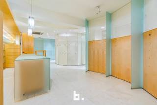 Ruim, instapklaar handelspand bestaande uit twee verdiepingen gelegen in de Ooststraat in Roeselare binnenin Gallerij De Meester.<br /><br />Op het gelijkvloers werd de winkel volledig ingericht met paskamer, veel bergruimte en een afgesloten bergruimte met watervoorziening.<br />Bovenin het pand bevindt zich een toilet en bevindt het pand zich nog in een casco staat.<br /><br />Watergevoelig openruimtegebied (Worg): NVT<br /><br />Het pand beschikt over bijzonder veel etalageruimte en werd voorzien van een airconditioning-systeem.<br /><br />Dit handelspand wordt verkocht onder het systeem van START 2 FINISH.<br />Elk prijsvoorstel gelijk of hoger dan deze startprijs wordt voorgelegd aan de verkoper(s) die dit al dan niet kan aanvaarden.<br />Startprijs: 80.000 EUR