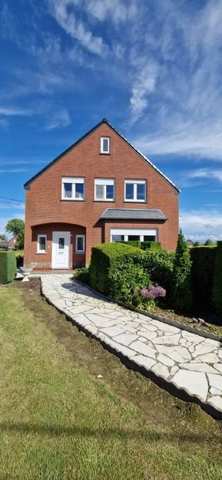 Rustig en landelijk gelegen EENGEZINSWONING, open bebouwing, met mooie leefruimtes, 3 slaapkamers, mooie tuin, parking, aparte garage op 11 are 55 ca.<br />Indeling: inkomhal, living met veel lichtinval (schouw-bruikbaar), apart zitkamer, volledig ingerichte keuken, ingerichte badkamer met ligbad, lavabo, wc, wasplaats; verd: ruime nachthal (toegang tot zolder met luik), 3 slaapkamers; centrale verwarming op stookolie, dubbele beglazing in alle leefruimtes (nieuwe ramen pvc van 2003), voorzetrolluiken. Buiten: aangename tuin met bergingen, buiten wc. Het dak is 10 jaar oud.<br />Ki Basis 721, 00 euro. Bewoonbaar 194m² (kelder en zolder niet inbegrepen). ref. bouw 1965. Het goed is gelegen in agrarisch gebied. Geen overstromingsgebied. EPC 852 kWh/m² jr (20250324-0003557472-RES-1. Renovatieverplichting. Geen overstromingsgebied: score A. Asbest: 6 asbestmaterialen: dringend verwijderen: golfplaten op tuinhuis (valt onder mijlpaan 2034). Elektriciteit: niet conform. Het goed is beschikbaar bij akte. Vg, agr, gvkr, gdd, gdv. VP 249.000,00 euro