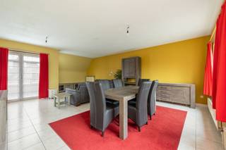  Dans la Dorpstraat, en pleincentre d'Elversele (  ), cebel appartement està vendre. La situation centrale avec de nombreux magasins,...
