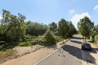 <p><strong>BOUWGROND VOOR EEN HALFOPEN BEBOUWING VAN 4A25CA TE OVERPELT !<br /><br /></strong>Deze bouwgrond, gekend als lot 1 van een goedgekeurde verkaveling is 4are 25centiare groot en bevindt zicht aan de Veenbeslaan (links van huisnummer 33) te Overpelt. Deze bouwgrond is dus vlakbij het centrum van Overpelt gelegen, in een rustige woonkern met groene omgeving en nabij scholen en invalswegen. Binnen enkele minuten bereik je de Noord-Zuid verbinding.<br /><br />De perceelbreedte aan straatzijde bedraagt 12,75 meter en de gemiddelde diepte van de bouwgrond bedraagt 31,95 meter.<br /><br />De halfopen bebouwing die gebouwd zal worden, mag een maximale bouwdiepte hebben van 12 meter op het gelijkvloers en 10 meter op de verdieping. Een hoogte van maximum 2 volwaardige bouwlagen is toegestaan, met een maximum kroonlijsthoogte van 7 meter en een nokhoogte van maximum 11 meter. De gabarit van de eerst bouwende partij zal uiteindelijk gevolgd dienen te worden. Er dient circa 3,2 meter van de zijdelingse perceelsgrens gebleven te worden. Een bijgebouw is toegestaan onder bepaalde voorwaarden.<br /><br />De volledige verkavelingsvoorschriften en het verkavelingsplan kan u raadplegen op onze website, onder “downloads” bij de betreffende advertentie.<br /><br />Let op: binnen deze verkaveling staan er nog drie loten voor een halfopen bebouwing te koop. Raadpleeg ze eveneens op onze website<br /><br />Interesse of vragen? Contacteer ons op 011 96 51 76 of mail naar info@momentumvastgoed.be.</p>