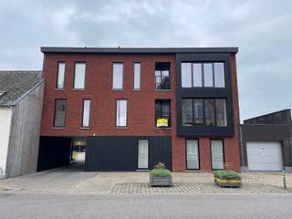 <p>Dit verzorgde appartement op de eerste verdieping is bereikbaar via de trap en verwelkomt je in een ruime inkomhal. De aangename leefruimte geniet van veel natuurlijke lichtinval en biedt voldoende plaats voor zowel een gezellige zithoek als een eetkamer.<br /><br />Aansluitend bevindt zich de volledig uitgeruste keuken met inductiekookplaat, vaatwasser en combi-oven. Achter de keuken vind je een praktische berging met aansluiting voor een wasmachine. Vooraan het appartement is bovendien een gezellig terrasje aanwezig.<br /><br />De ruime badkamer is voorzien van een inloopdouche, ligbad, dubbele lavabo en een grote spiegel. Verder beschikt het appartement over twee comfortabele slaapkamers, met achteraan toegang tot een tweede terras.<br /><br />Beschikbaar vanaf 1/08/2026<br /><br />Heb je interesse? Klik op de gele knop <strong>'IK WENS EEN BEZOEK'</strong>.</p>