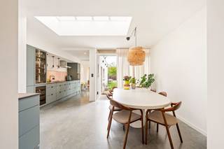 Deze charmante gezinswoning aan de Magdalenalei is het perfecte voorbeeld van een woning waar alles klopt. Achter de karaktervolle gevel schuilt een warm en stijlvol huis, waar authentieke elementen en hedendaags comfort elkaar moeiteloos versterken.<br /><br />De inkomhal verwelkomt je meteen met haar prachtige originele vloer en houten trap. De zachte materialen, warme tinten en doordachte indeling zorgen er voor dat de leefruimte een plek is waar je spontaan wil blijven hangen. Via de elegante boogopening kom je vooraan in een lichtrijke bureauhoek met maatkasten, ideaal voor wie thuiswerkt.<br />Achteraan opent de woning zich volledig naar de tuin, waar de keuken en eetruimte samen het kloppend hart vormen, terwijl het daglicht rijkelijk binnenvalt. Op zonnige dagen schuif je de deur open en loopt alles vanzelf over in het terras en de tuin. Achteraan wacht een gezellig zonneterras waar lange zomeravonden bijna vanzelfsprekend worden. De praktische achteringang maakt het geheel nog net dat tikkeltje comfortabeler.<br /><br />Boven zet de woning haar warme sfeer verder met drie volwaardige slaapkamers, een dressing, en een stijlvolle badkamer met ligbad en een dubbele inloopdouche. <br />Alles werd met zorg gerenoveerd, met aandacht voor detail en kwaliteit, waardoor je hier zonder zorgen kan intrekken. <br />En met een mooi b-label, door onder andere de zonnepanelen, zit je op vlak van energie meer dan goed.<br /><br />Een plek met karakter, licht en een ziel, op een toplocatie in Brasschaat, klaar voor een nieuw verhaal.<br /><br />(Opp. Ref. EPC)