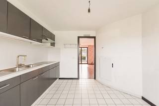 <strong>Deze ruime (kangoeroe)woning of opbrengsteigendom (2 appartementen) is gelegen in een gegeerde buurt met alle faciliteiten in de nabijheid, op een steenworp van het centrum van Herentals en met uitstekende verbindingen.</strong><strong><br /><br />Ligging: </strong>in een gegeerde buurt met alle faciliteiten in de nabijheid, op een steenworp van het centrum van Herentals en met uitstekende verbindingen.<strong><br /><br />Indeling: -1 </strong>kruipkelder<strong>, 0: </strong>inkomhal, appartement met 1 slaapkamer, keuken, badkamer, berging en tuintje <strong>1:</strong> appartement met inkomhal, toilet, leefruimte, keuken, berging, terras <strong>2:</strong> slaapkamers, badkamer. <strong><br /><br /></strong><span><strong>Omschrijving:</strong> het eigendom werd gebouwd in 1993 en beschikt over volgende indeling: een gemeenschappelijke inkomhal geeft u toegang tot het eerste appartement met leefruimte, keuken, berging, 1 slaapkamer en badkamer voorzien van lavabomeubel, douche, ligbad en toilet. Het gelijkvloers appartement beschikt over een terras en tuintje. Via de gezamenlijke trap bereikt u het andere (duplex) appartement met inkomhal, apart toilet, grote leefruimte, aparte keuken met aanpalende berging. Via de leefruimte bereikt u een groot zuid-terras. De tweede verdieping omvat 2 slaapkamers, berging en badkamer met lavabomeubel, ligbad/douche. <br /><br />Extra info: gelijkvloers verhuurd aan € 740/maand (opzeg eigen gebruik 6 maanden)I elektriciteit wordt conform afgeleverd I deel kruipkelder I Aluminium ramen dubbele beglazing I Cv op aardgas en deels elektriciteit I EPC gelijkvloers: 522 kWh/m2 - EPC duplex: 845 kWh/m2.<br /><strong><br /></strong>Deze woning valt onder de renovatieplicht. Voor meer info kijk op de website van het Vlaams Energie- en Klimaatagentschap: https://www.vlaanderen.be/een-huis-of-appartement-kopen/renovatieverplichting-voor-residentiele-gebouwen<strong><br /><br />Bijzondere informatieplicht</strong>: Vg, Wg, Gvv, Gmo, Gvkr.</span>