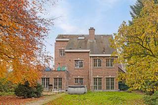 Former doctor's home with large practice space with 12 parking spaces in the heart of Kortenberg, near supermarkets, public transport and schools...