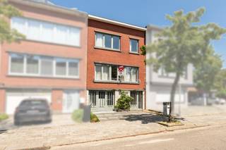 <p>Charmante gesloten woning in Merksem, rustig gelegen nabij scholen, openbaar vervoer en belangrijke invalswegen.<br /><br />Deze gezinswoning combineert een praktische indeling met een aangename woonomgeving en een royale tuin van 100 m². Dankzij de dubbele oprit en de ruime garage behoren parkeerproblemen hier tot het verleden en beschik je over voldoende plaats voor meerdere wagens, fietsen of extra opslagruimte. De grote tuin vormt een heerlijke plek om te ontspannen, te spelen of gezellig te tafelen met familie en vrienden. Bovendien woon je hier in een rustige straat met winkels, scholen, openbaar vervoer en dagelijkse voorzieningen binnen handbereik. Een ideale woning voor wie comfortabel wil wonen.<br /><br />Belangrijkste ruimtes:<br />• Inkomhal<br />• Ruime woonkamer met aangename lichtinval<br />• Oprit en garage met aansluiting voor wasmachine en droogkast<br />• Twee bergingen ideaal als extra opslagruimte<br />• Apart toilet<br />• 3 volwaardige slaapkamers<br />• Tuin van 100m² met veel ruimte om te genieten van het buitenleven<br /><br />Troeven:<br />• Dubbele oprit en ruime garage met veel parkeermogelijkheden<br />• Ideale woning voor je gezin<br />• Centrale ligging nabij scholen, openbaar vervoer, park en invalswegen<br /><br />Neem vandaag nog contact op met je ERA-makelaar voor een bezoek. JOUW DROOMHUIS. ZO GEVONDEN!</p>