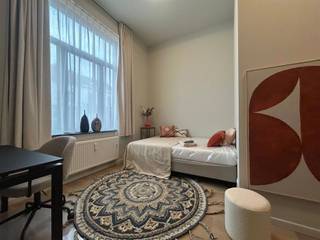 <p>Residentie The Hills is een opbrengstpand dat voor zowel studerende jongeren in de Leuvense stadskern als in Heverlee en Brussel een goede locatie biedt. Je bent op wandel/ fiets afstand van de Leuvense Stadskern, het Sportkot, de KULeuven campussen in de binnen en buitenstad alsook het station van Leuven en Heverlee. Deze residentie is gelegen op de Naamsesteenweg. Niet alleen zijn strategische ligging is een troef maar ook de residentie zelf zal puur genieten zijn. Via de Hertogstraat bent u op enkele minuten op de Arenberg faculteiten als op de UCLL-campussen.<br /><br />Deze residentie is een vernieuwbouwproject. De renovatie werd uitgevoerd met oog voor detail, kwaliteitsvolle materiaalkeuze en afwerking. Daarnaast voldoet het gebouw aan de strenge energiezuinigheidsnorm van 2025. Deze knusse residentie bestaat uit 5 kamers eigen sanitair en 1 studio met privé tuin. Bijkomend heeft dit pand een gemeenschappelijke keuken. Kortom, deze residentie heeft het allemaal.</p>