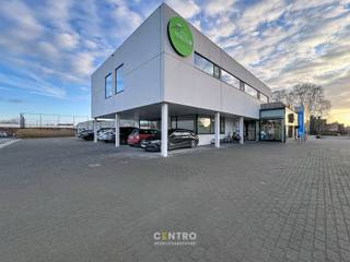 <u><strong>INDELING:</strong></u><br /><strong><em>Gelijkvloers:</em></strong><br />Gemeenschappelijk: 25-tal parkeerplaatsen - centrale inkomhal - ontvangstbalie - wachtruimte - sanitair.<br /><strong><em>Eerste verdieping:</em></strong> <br />Kantoorruimte (32m²) - sanitair. <br /><br /><u><strong>AFWERKING: </strong></u><br />De kantoorruimten hebben vloerverwarming, zijn geschilderd, voorzien van LED-verlichting en voldoende stopcontacten.<br /><br /><u><strong>NUTSVOORZIENINGEN:</strong></u><br />Elektriciteit, stadswater, gas, ventilatiesysteem, internetaansluiting (Telenet).<br /><br /><strong><u>LIGGING:</u></strong><br />Langs de Diksmuidsesteenweg, een belangrijke invalsweg naar het centrum, en vlot bereikbaar vanaf de Ring.<br />De kantoren maken deel uit van een complex met o.a. Schiervelde Health Training (Kine Schiervelde), apotheek Schiervelde, een jobcoach en een diëtiste.<br /><br /><u><em><strong>Opmerkingen:</strong></em></u><br />- Forfait € 60/m voor internet, onroerende voorheffing en brandverzekering.<br />- Voorschot G+E: € 75/m met afrekening volgens werkelijk verbruik.<br />- Onze ref. op <strong>www.centro.be</strong>: <strong>O0145-6</strong> of contacteer ons op <strong>050 70 01 02</strong>.<br /> 