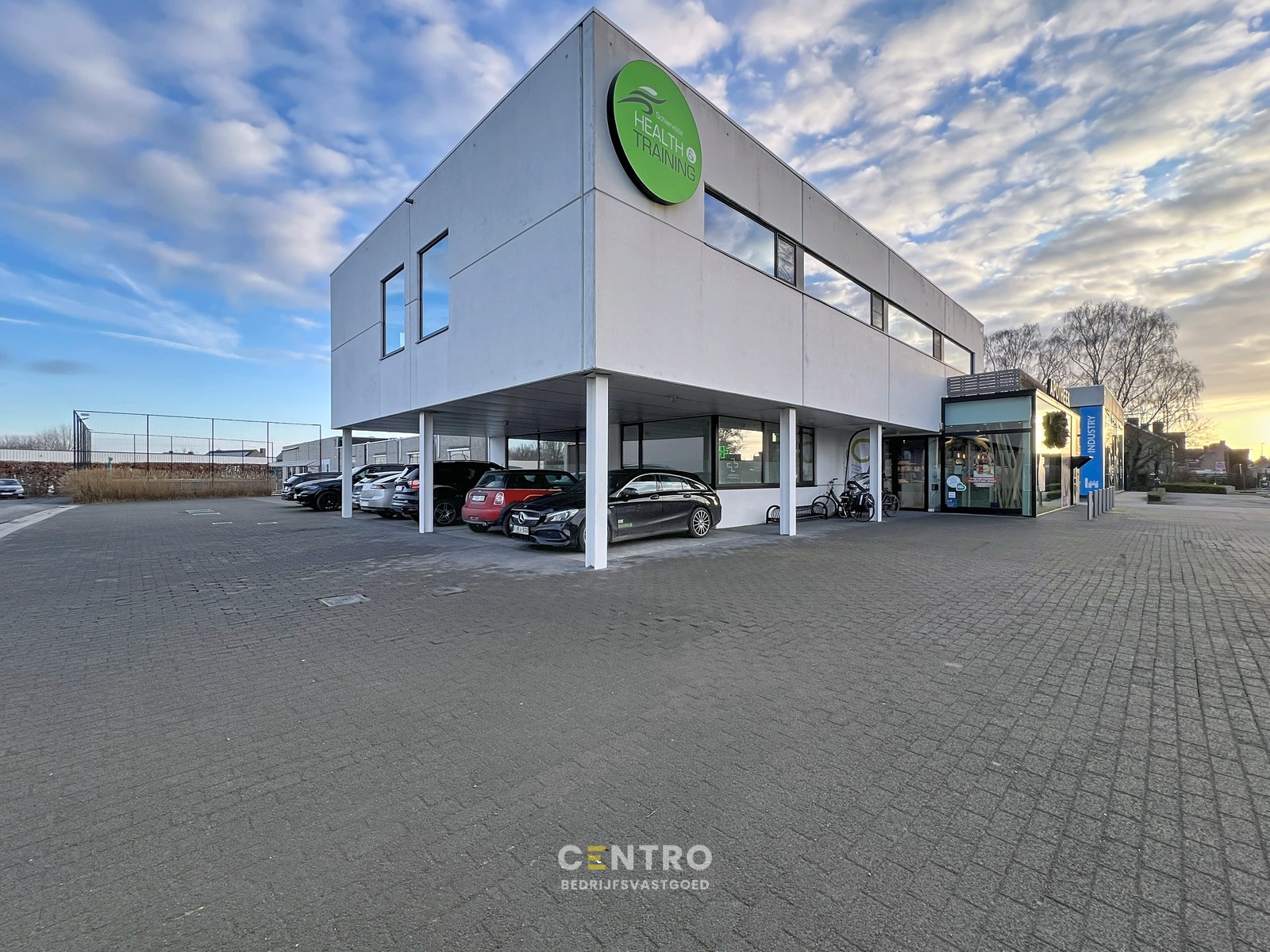 INSTAPKARE kantoorruimte met gemeenschappelijke faciliteiten (receptie, wachtzaal, parking,...) aan SCHIERVELDE! - foto 2