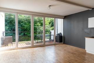 Bent u op zoek naar een gezellig stekje met een beetje karakter? We hebben een parel voor u!<br />Dit authentieke appartement combineert charme met hedendaags comfort. De hoge plafonds en grote ramen zorgen voor een heerlijk ruimtelijk gevoel en laten een overvloed aan natuurlijk licht binnenstromen.<br />De leefruimte geeft uit op een groot terras, de ideale plek om te genieten van een rustige ochtendkoffie of een gezellige zomeravond.<br />De moderne badkamer is stijlvol afgewerkt en voorzien van een inloopdouche. Daarnaast is er een aansluiting voor een wasmachine, wat het dagelijkse comfort compleet maakt.<br />Het appartement bevindt zich in een kleinschalig gebouw zonder lift. <br />De maandelijkse kosten bedragen €50; hierin zijn water en het onderhoud van de gang inbegrepen.