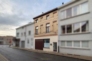 TE RENOVEREN STADSWONING met RUIME INPANDIGE GARAGE, gelegen op een UITSTEKENDE LOCATIE nabij invalswegen, openbaar vervoer en alle...