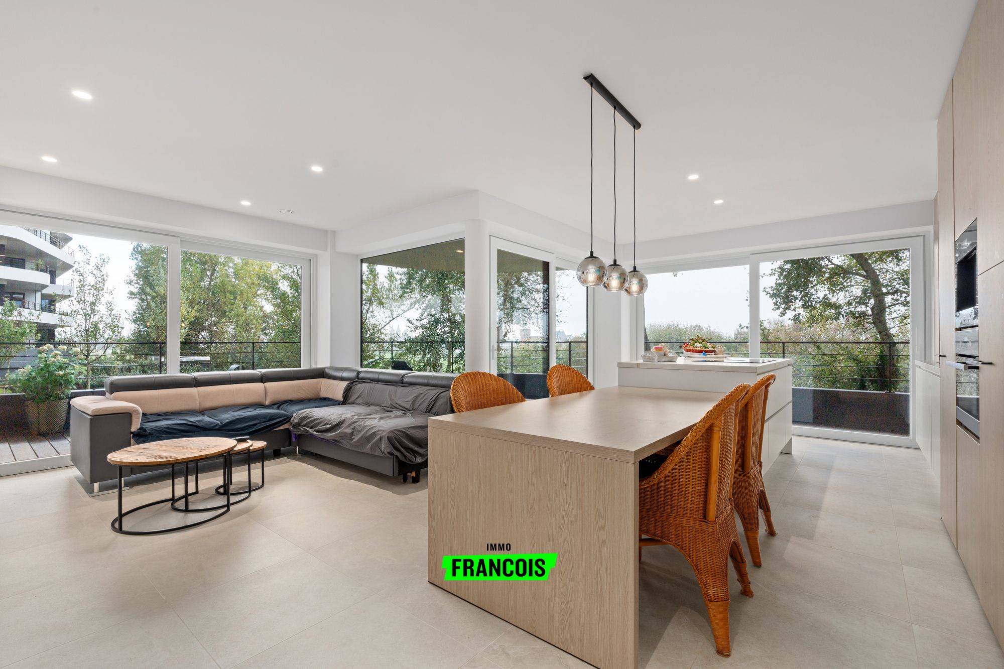 Schitterend twee slaapkamer appartement met ruime terrassen en zicht op de golf te Oostende - foto 1