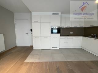 Bent u op zoek naar een solide en rendabele belegging in vastgoed of wenst u comfortabel te leven met de nodige faciliteiten in de buurt? Graag centraal gelegen in het levendige hart van Aalst? Dan verdient deze erkende assistentiewoning op de prestigieuze site 'Prinsenhof' uw aandacht.<br /><br />In residentie 'Prinsenhof' bieden wij deze -erkende- assistentieflat aan. De ligging is uitstekend; rechtover de residentie is een Carrefour, alle andere winkels en het centrum van Aalst liggen op wandelafstand. De assistentiewoonst heeft volgende indeling: leefruimte met zithoek en open keuken (oven, koelkast, vriesvak en kookplaat) met aansluitend een leuk terras. Verder een ruime slaapkamer en comfortabele badkamer met toilet, douche, wastafel en handdoekradiator. Beneden een handige kelderberging en de mogelijkheid tot aankoop van een overdekte autostaanplaats (20.000 Euro). <br /><br />Residentie Prinsenhof is onderdeel van 'Senior Homes' en voorziet permanentie, toegangscontrole en camerabewaking. De bewoners kunnen ook gebruik maken van de cafetaria, het kapsalon, de fitnessruimte, gemeenschappelijke tuin, fietsenberging en afvalplaats. Meer dienstverlening, zoals boodschappen, klusjesdienst enz.... kunnen ook voorzien worden.<br /><br />De assistentiewoning biedt een ideale combinatie van luxe en comfort, met behoud van privacy en zelfstandigheid voor de bewoner. Dankzij de nieuwste technologieën en een geavanceerd domotica-oproepsysteem wordt zowel veiligheid als flexibiliteit gewaarborgd. Bovendien is de woning volledig rolstoeltoegankelijk en voldoet ze aan alle vereisten voor een moderne assistentiewoning, wat het een aantrekkelijke optie maakt voor bewoners met uiteenlopende mobiliteitsbehoeften.<br /><br />Wilt u meer informatie of een afspraak ter plaatse? Neem gerust contact met ons op. Wij staan u graag te woord om u verder te informeren over dit unieke investeringsproject. Voor meer info of een bezoek ter plaatse contacteer ons op info@vastgoedverbruggen.be of 0490/41.41.90