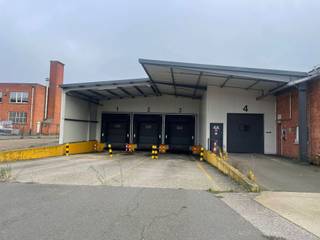 Magazijn van 1.475 m² te huur op een uitstekende locatie. De site biedt een vlotte verbinding naar de E17 en het centrum van Sint-Niklaas ligt vlakbij. De opslagruimte is voorzien van een sectionale poort, overdekte laadkades, grote lichtstraten en warmeluchtblazers. Afhankelijk van de noden kan de oppervlakte flexibel aangepast worden en bestaat bovendien de mogelijkheid om bijkomende kantoorruimtes te huren. Voor het gebouw zijn ruime parkeermogelijkheden voorzien.<br /><br />Het pand is onmiddellijk beschikbaar! <br /><br />Bij interesse, contacteer Structura.biz voor een bezoek ter plaatse!