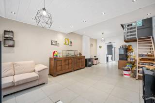 Deze rijwoning in Tienen heeft al het potentieel wat je nodig hebt voor een comfortabele en gezellige thuis. De woning beschikt over een ruime leefruimte, aansluitende keuken en badkamer op gelijkvloers. Op de eerste verdieping vinden we 2 slaapkamers terug en een luik naar de zolder waar nog potentieel ligt voor een extra ruimte. De woning is deels gerenoveerd, de gelijkvloers is alvast gerenoveerd alsook 1 van de slaapkamers. Alle materialen om de woning verder af te werken zijn reeds voorzien en inbegrepen bij de aankoop!!! Er is ook een parkeermogelijkheid voorzien voor deze woonst. Kortom, deze woning in Tienen is een ideale keuze op een ideale locatie. Alle voorzieningen zoals school, supermarkt, bushalte, station, .. liggen allemaal op ideale afstand.